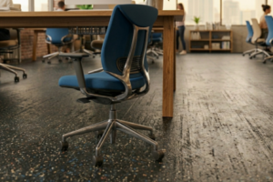Piso de borracha reciclada cinza antracite aplicado em escritório contemporâneo com iluminação natural e mobiliário em madeira