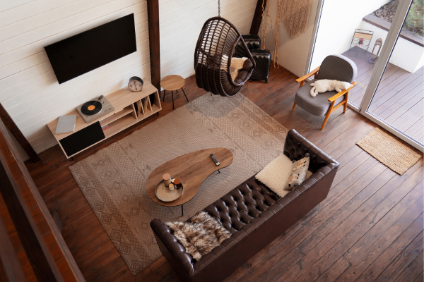 Piso de madeira restaurado em loft urbano sustentável